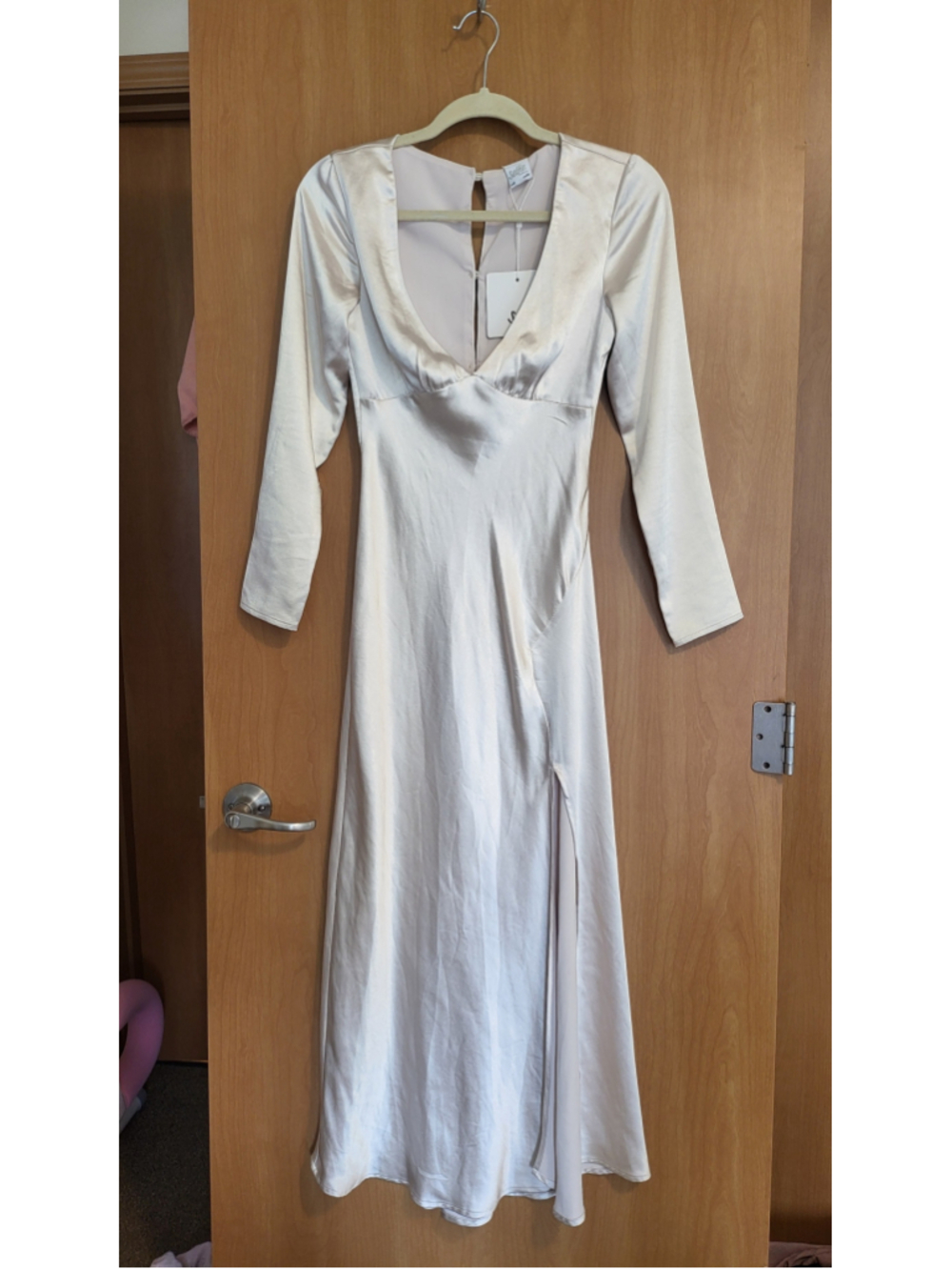 New Selfie Leslie Satin Midi Champagne Long Sleeves Dress Size 6 - Picture 4 of 10